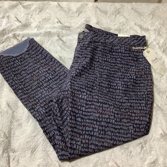 Nwt Royalty printed cropped plus size jeans - Picture 2 of 9